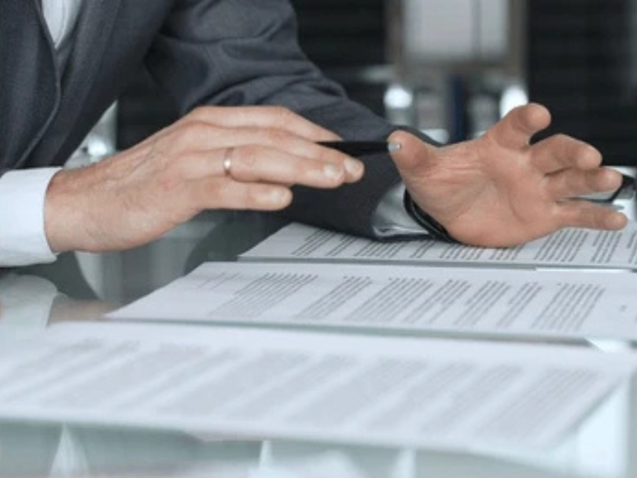 Análise de documentos e contratos